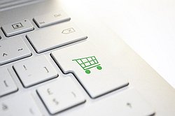 Ein grüner Einkaufsbutton am Computer