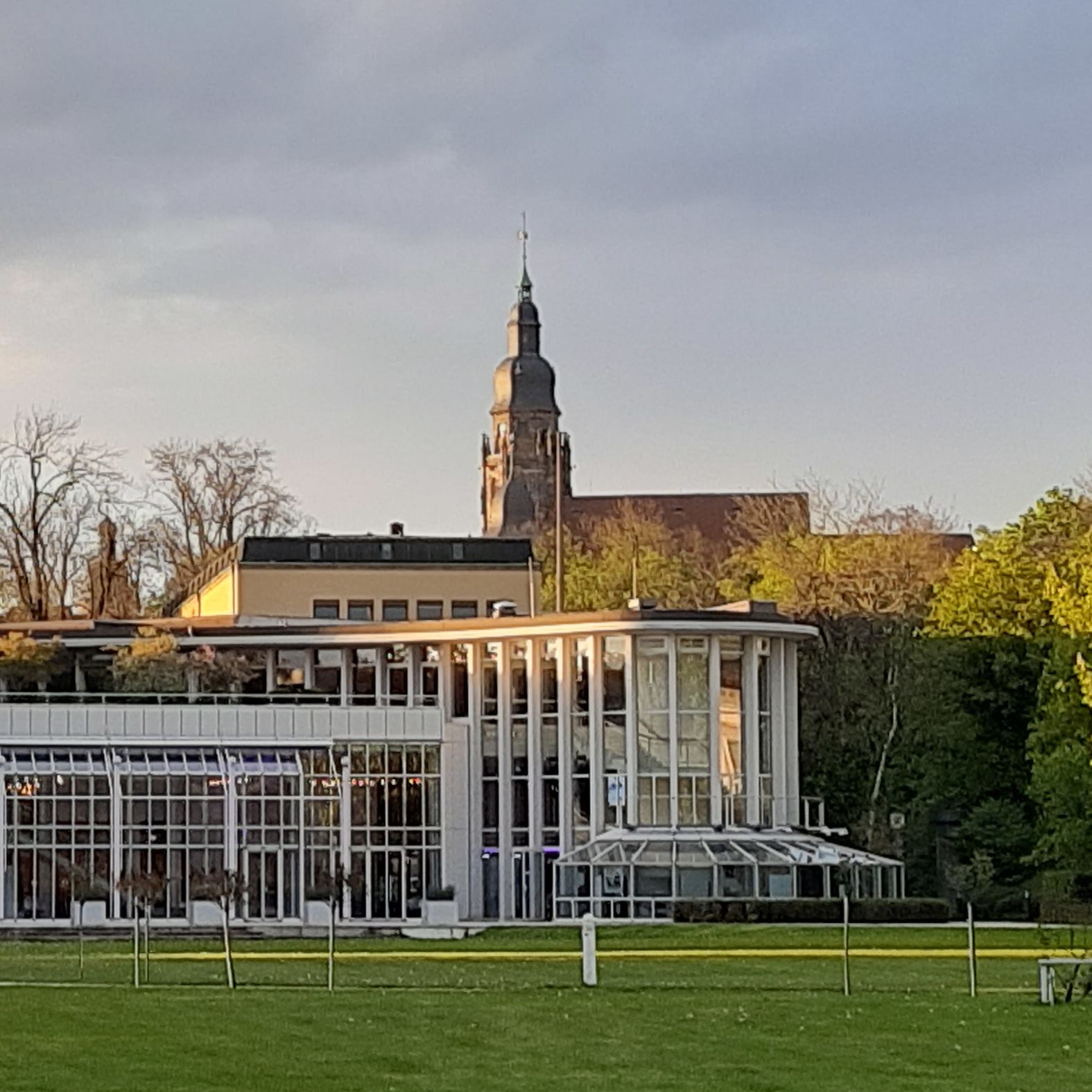 Kongresshaus Rosengarten: der Tagungsort der Landessynode in Coburg. Im Hintergrund die Morizkirche.